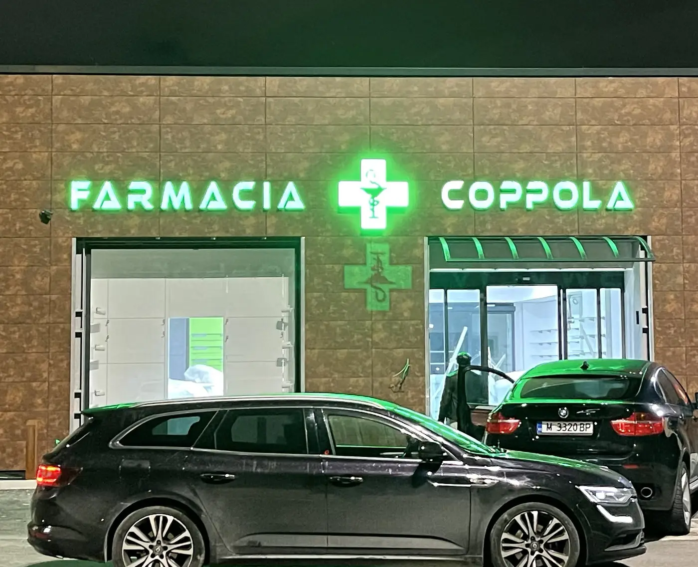 Insegna e display LED outdoor di una farmacia ripresi di notte