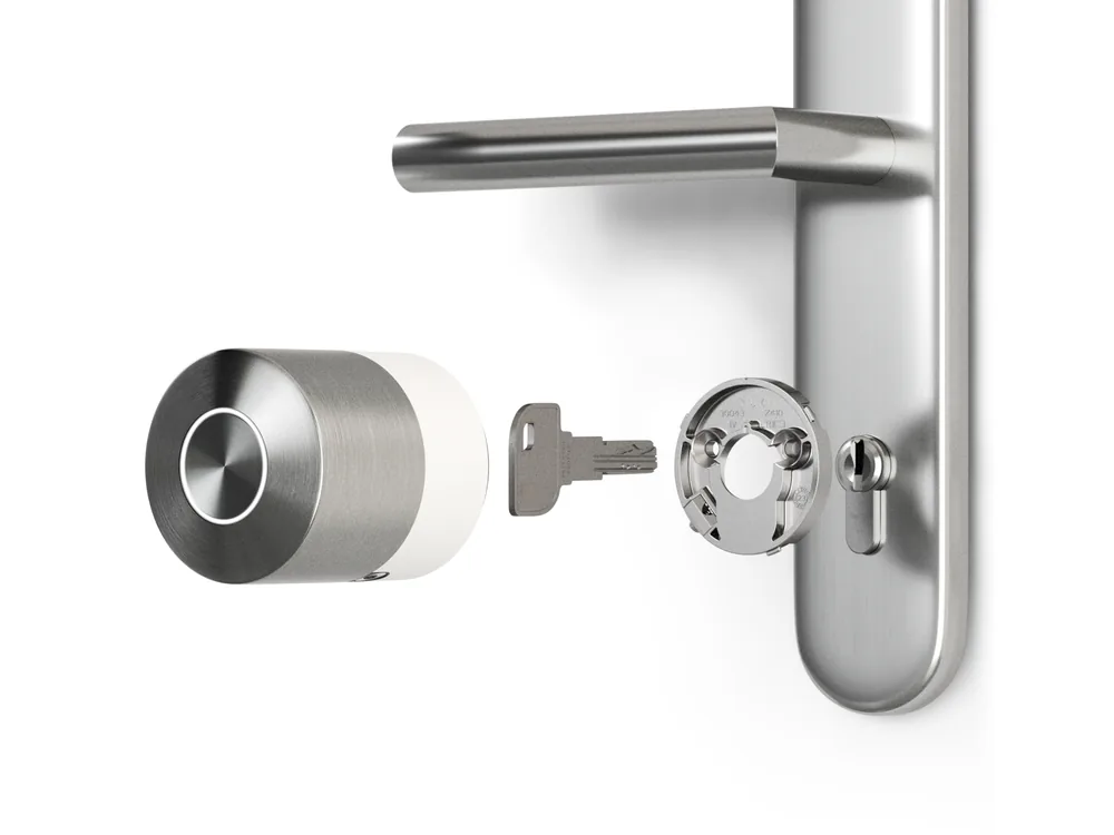 Montaggio della Smart Lock Pro sopra il cilindro esistente, con chiave e piastra