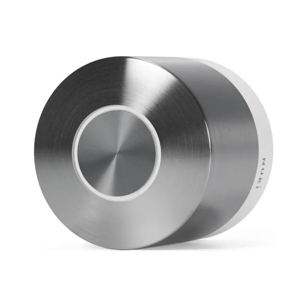 Nuki Smart Lock Ultra in acciaio inox con anello bianco, vista di tre quarti
